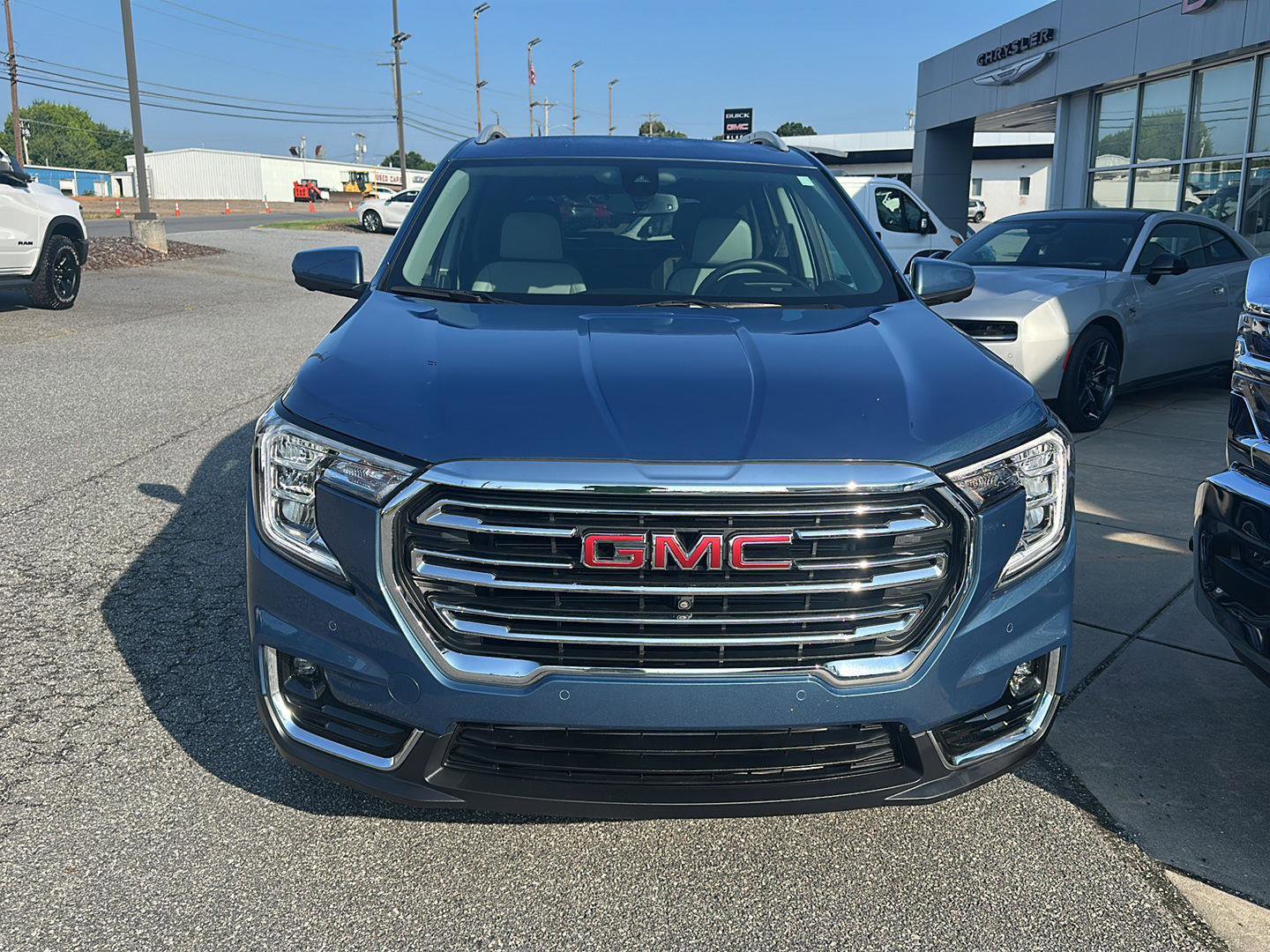 Used 2024 GMC Terrain SLT w/ Tech Package image 4