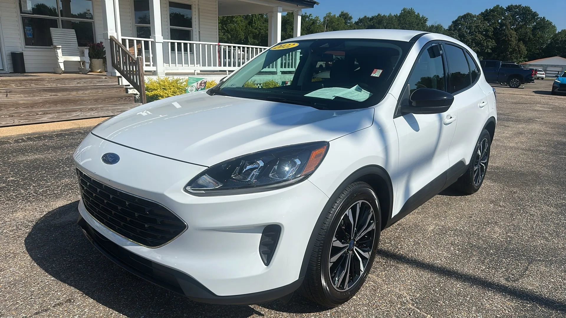 Used 2022 Ford Escape SE w/ SE Sport Appearance Package FWD image 1
