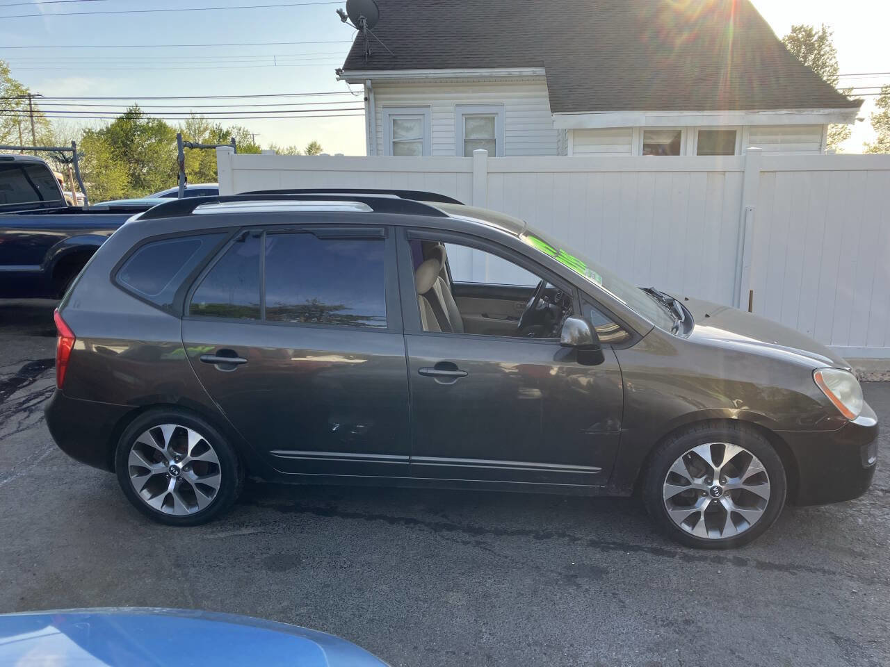 Used 2009 Kia Rondo LX image 5