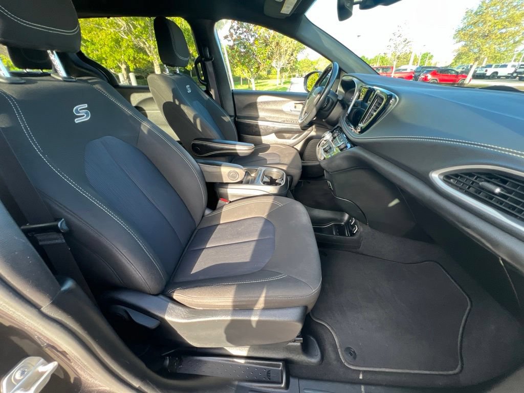 Used 2021 Chrysler Pacifica Touring w/ S Appearance Package FWD image 18