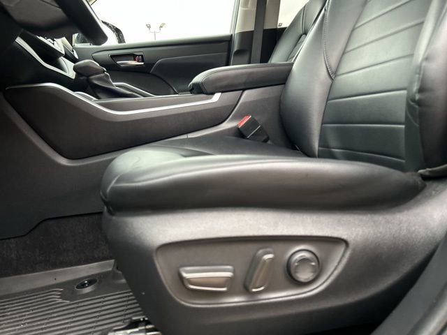 Used 2023 Toyota Highlander XLE image 30