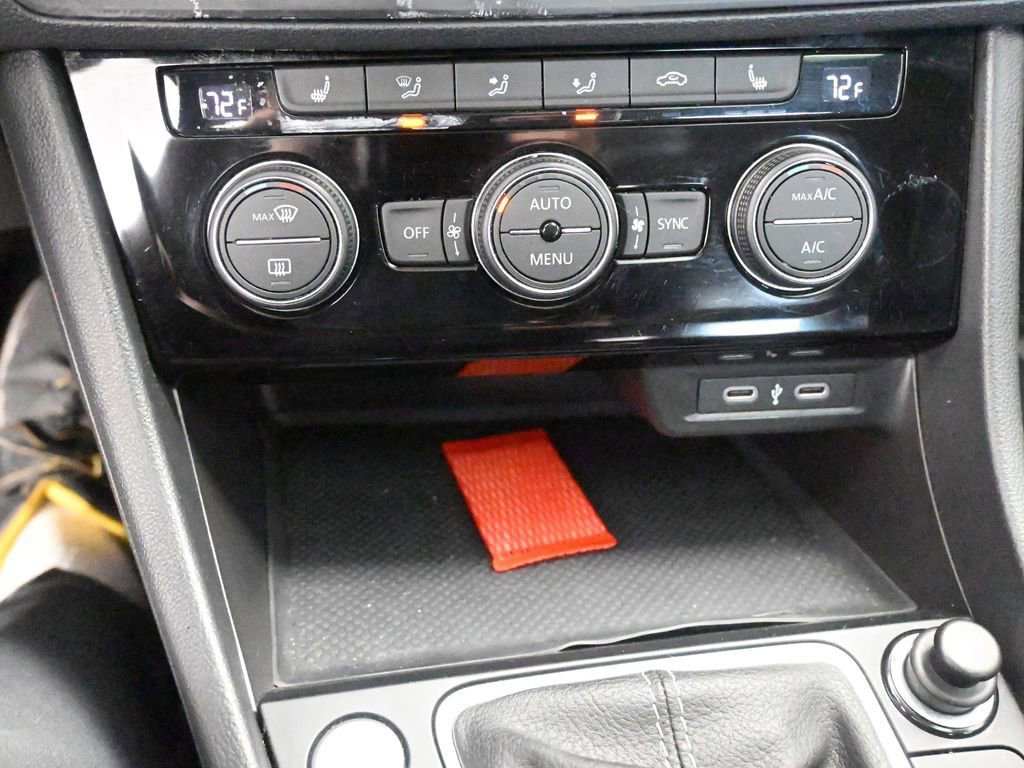 Used 2024 Volkswagen Jetta SE image 33