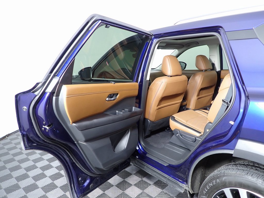 Used 2024 Nissan Pathfinder Platinum image 29