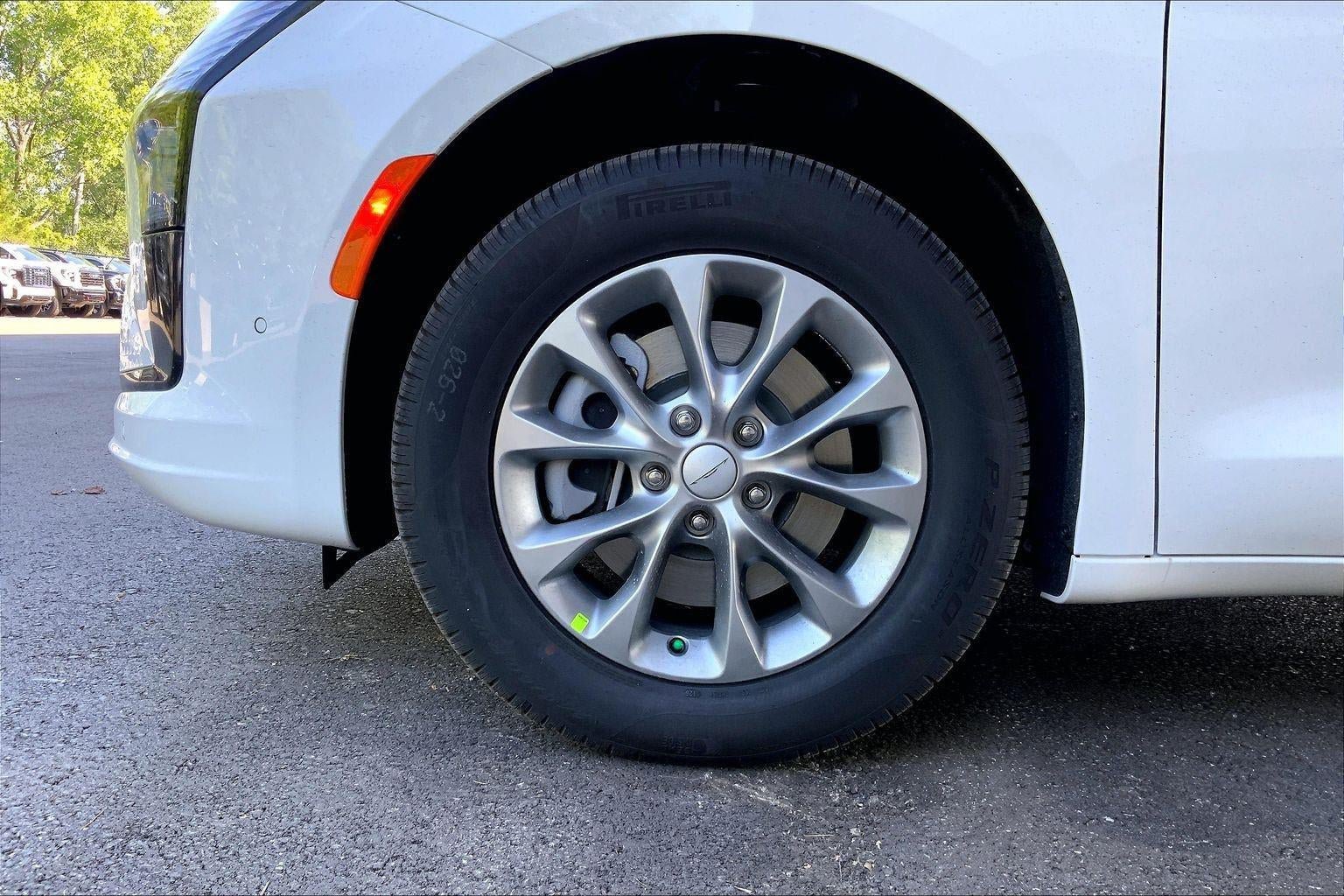 New 2027 Chrysler Pacifica Select w/ Family Tech Group AWD/4WD image 11