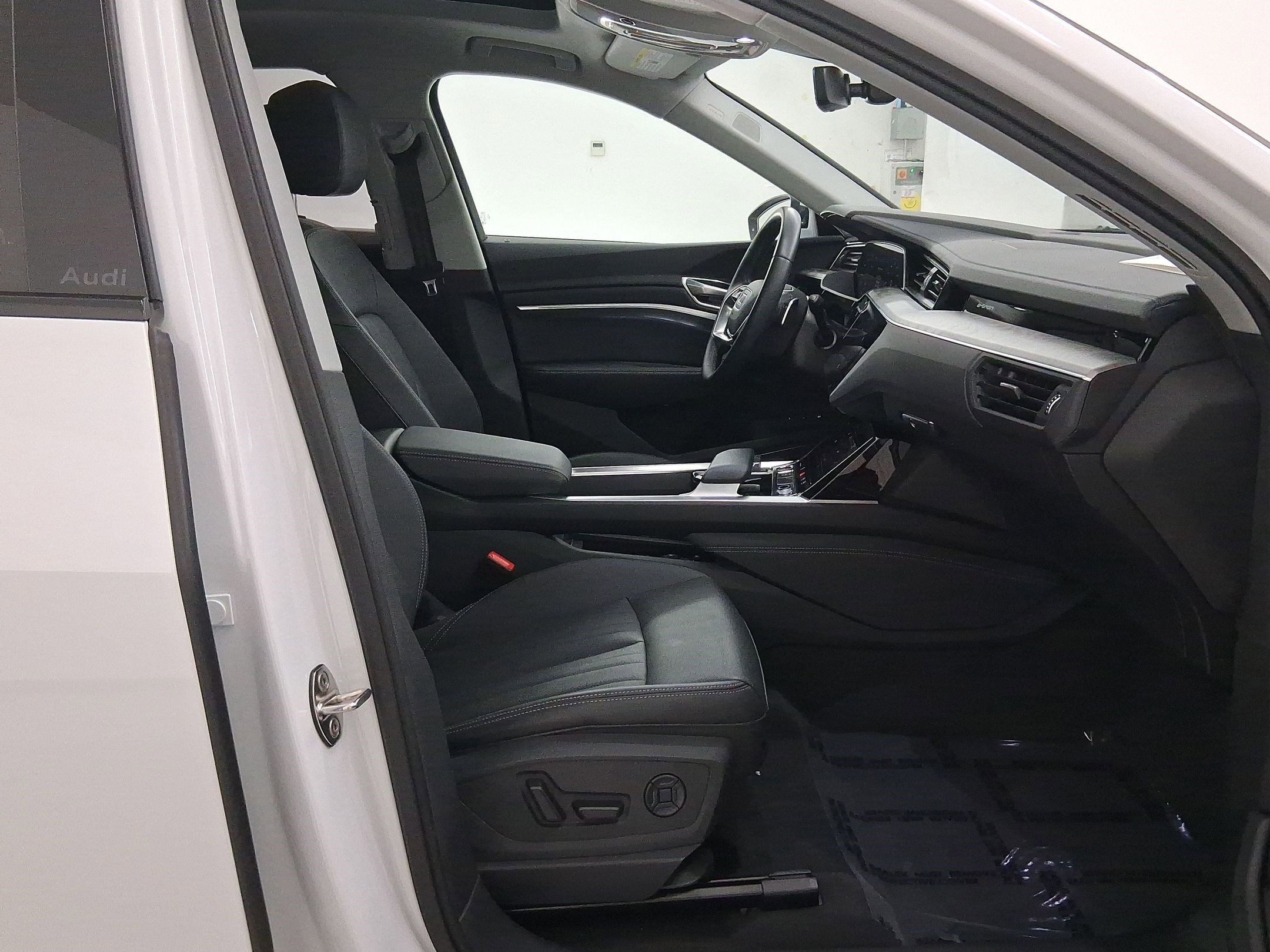 Used 2024 Audi Q8 e-tron Premium Plus w/ Premium Plus Package image 35