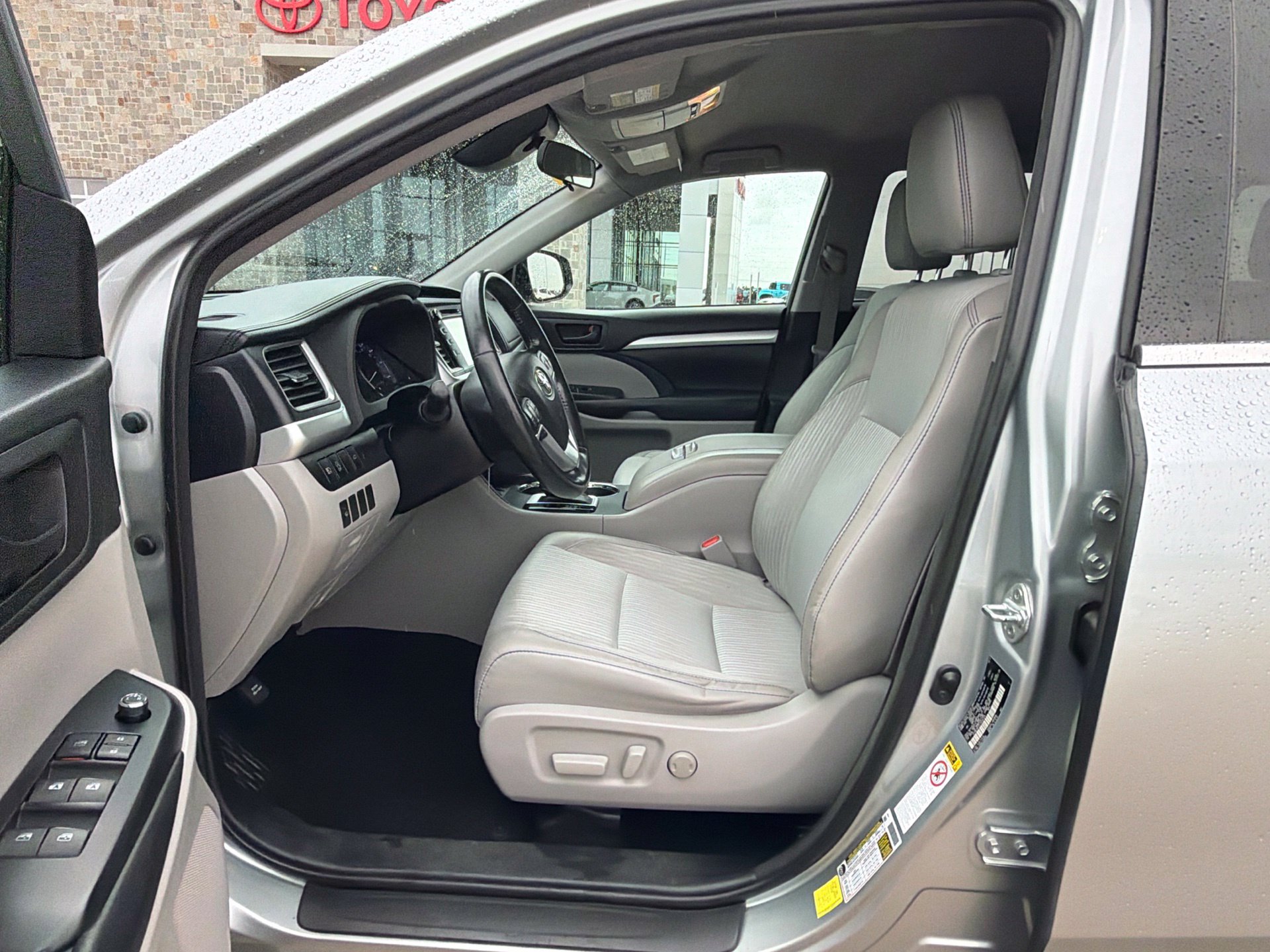 Used 2018 Toyota Highlander Plus AWD/4WD image 10