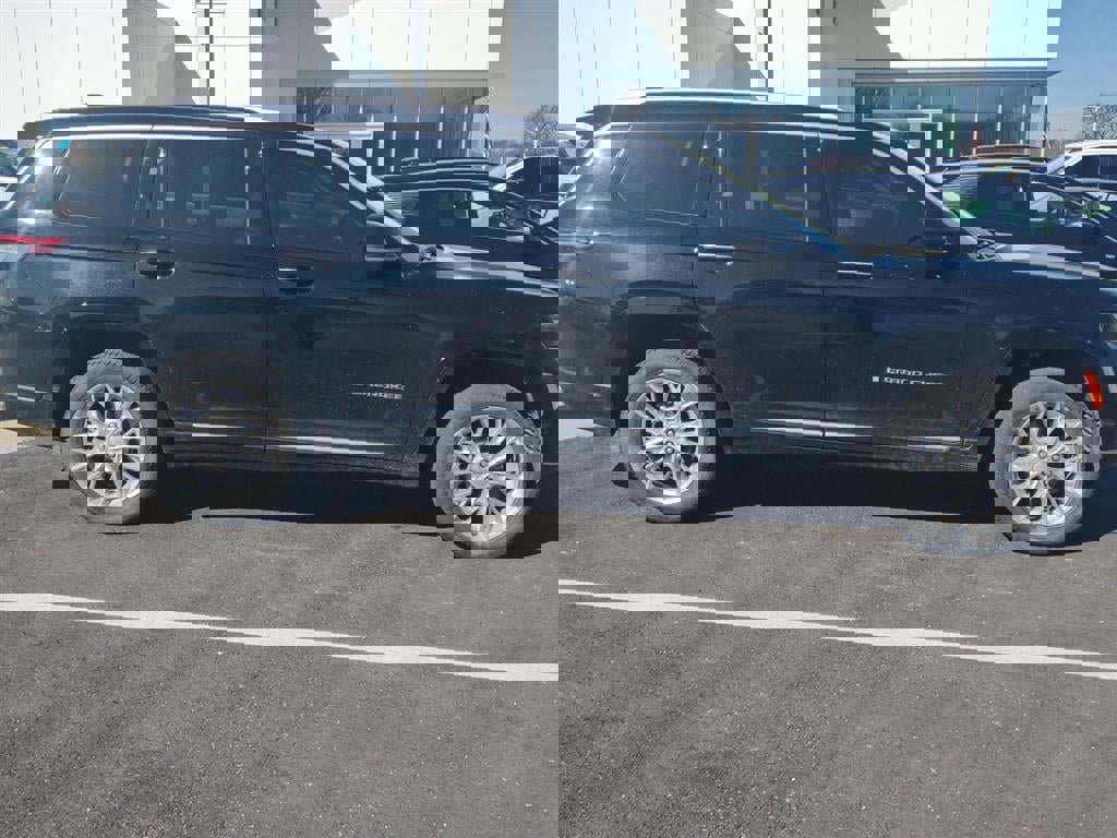 Used 2021 Jeep Grand Cherokee L Summit w/ Advanced Protech Group IV image 3