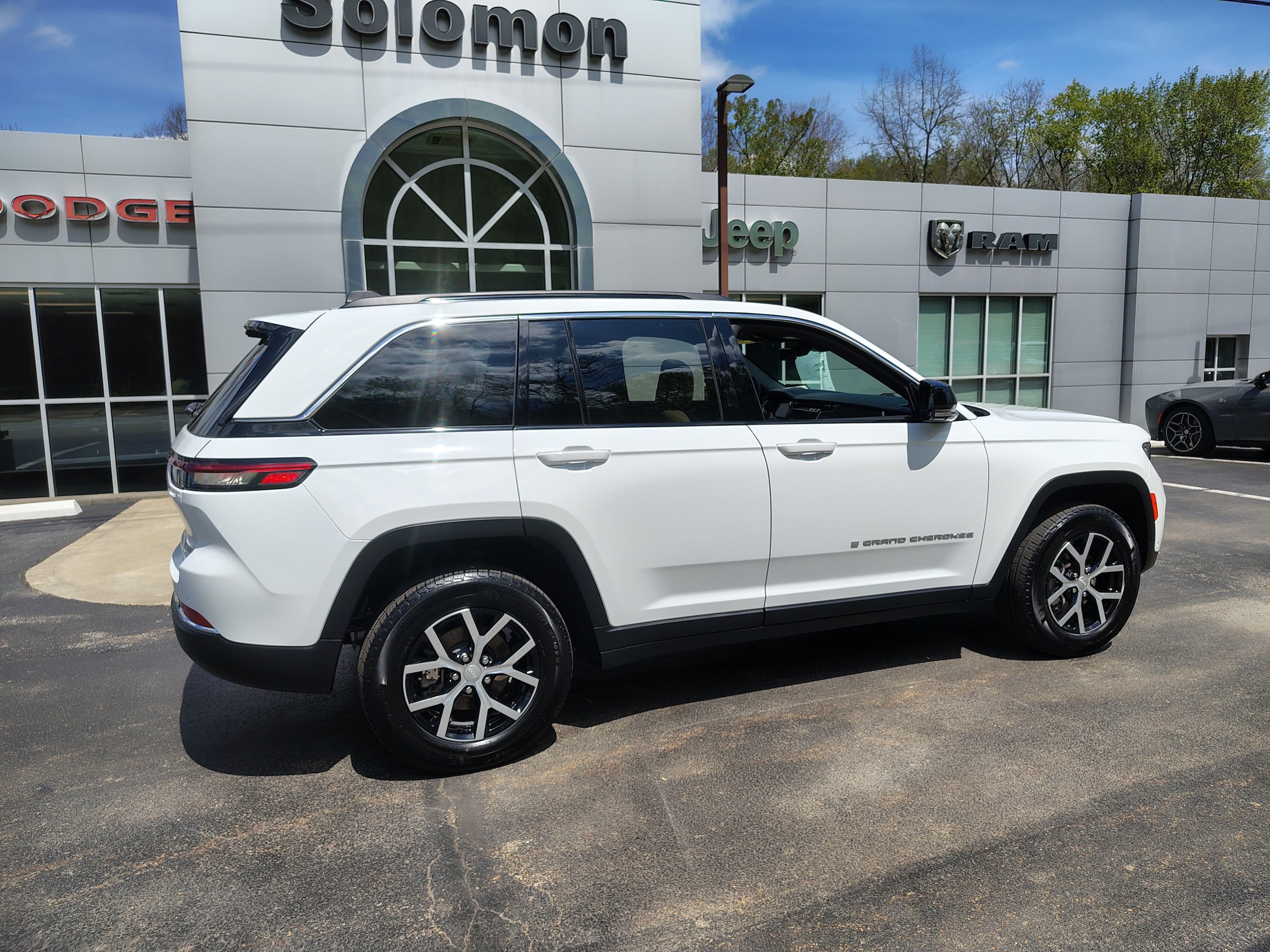 Certified 2025 Jeep Grand Cherokee Limited w/ Luxury Tech Group II AWD/4WD image 16