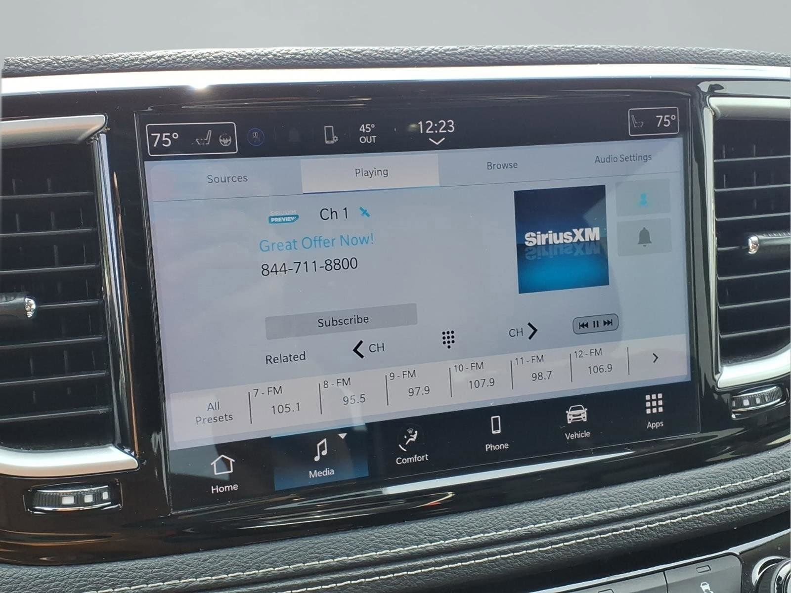 Used 2023 Chrysler Pacifica Touring-L image 6