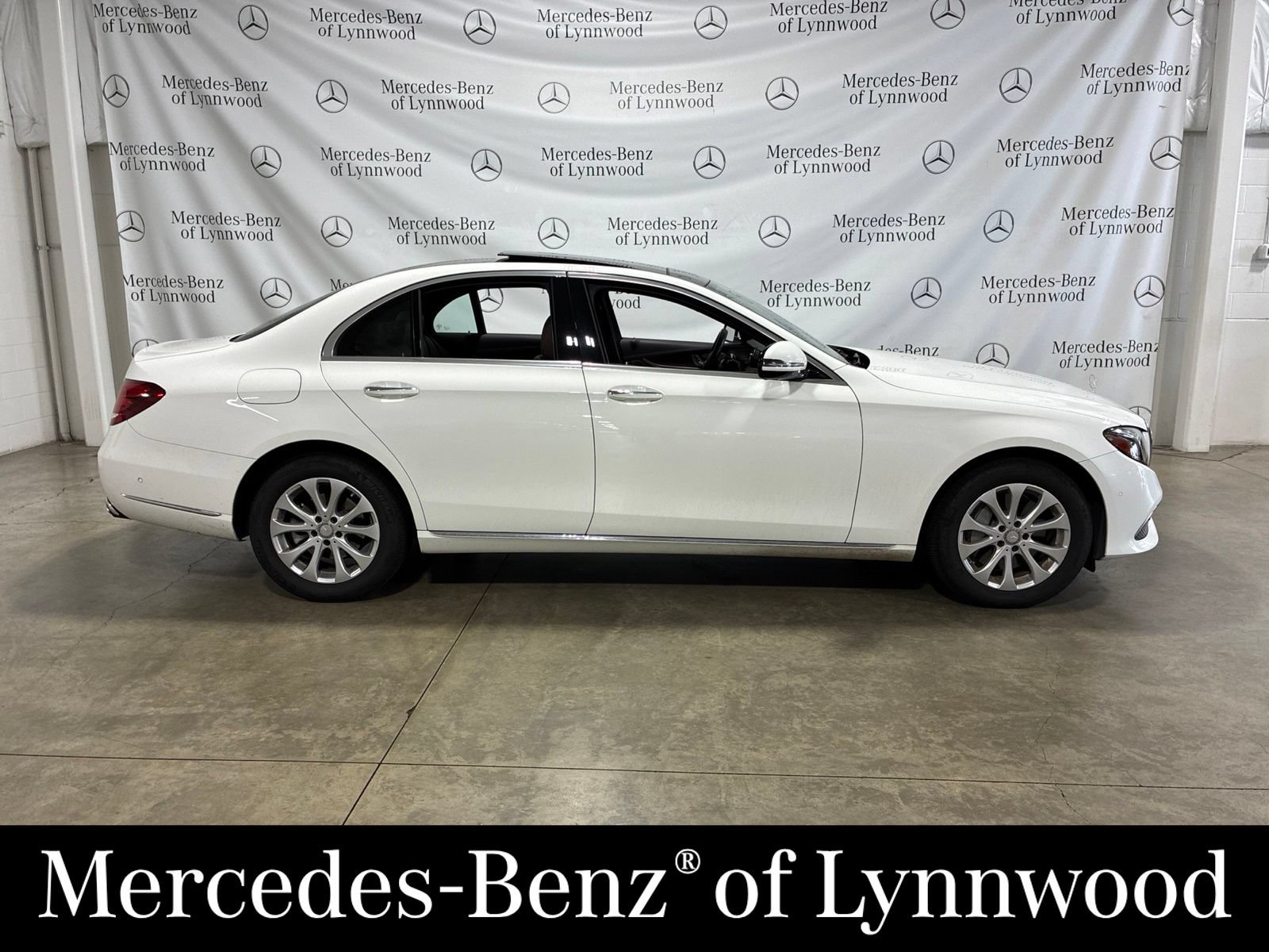 Used 2017 Mercedes-Benz E 300 4MATIC image 2