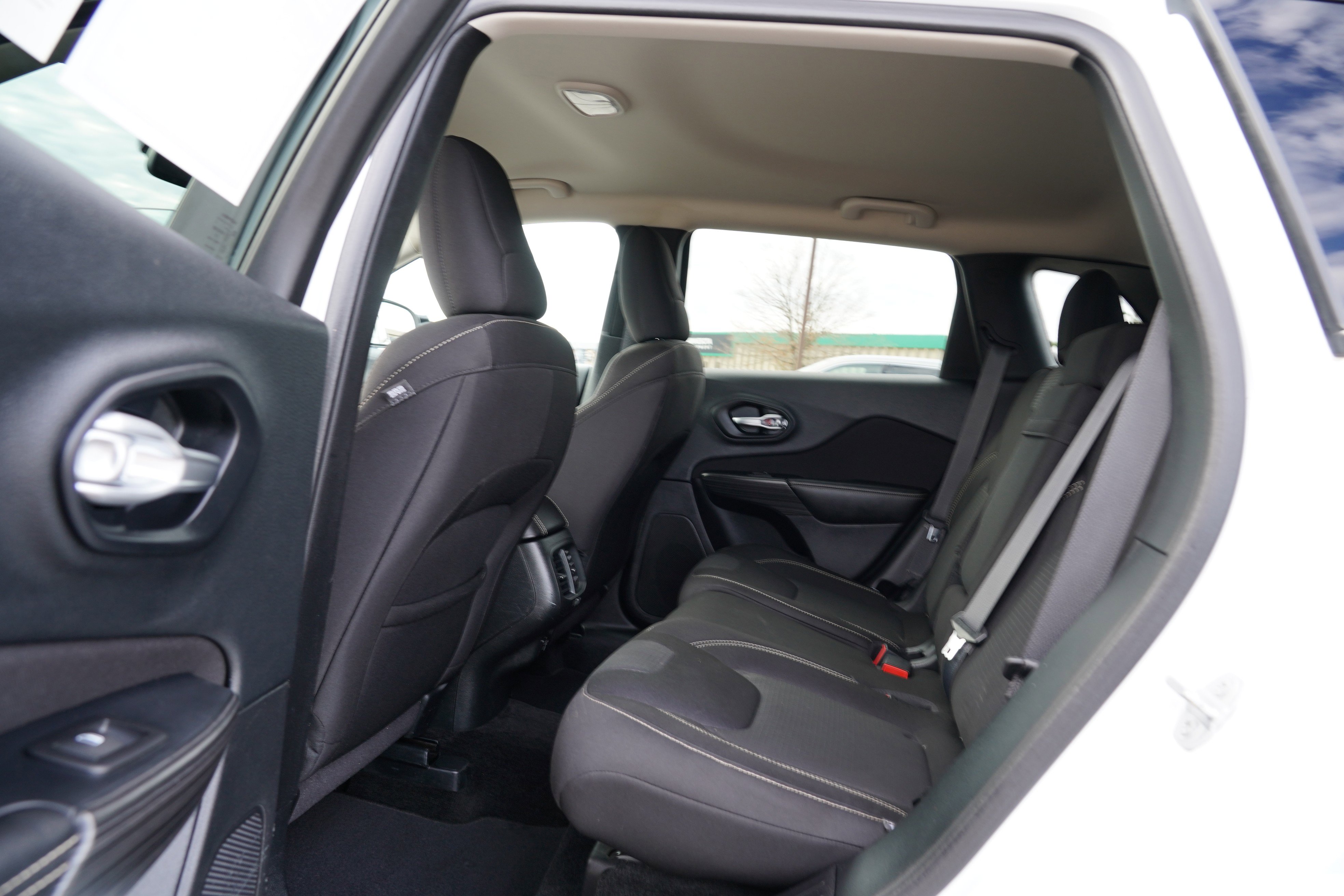 Used 2015 Jeep Cherokee Latitude image 18