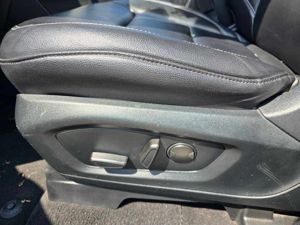 Used 2021 Ford Explorer XLT w/ Equipment Group 202A AWD/4WD image 17