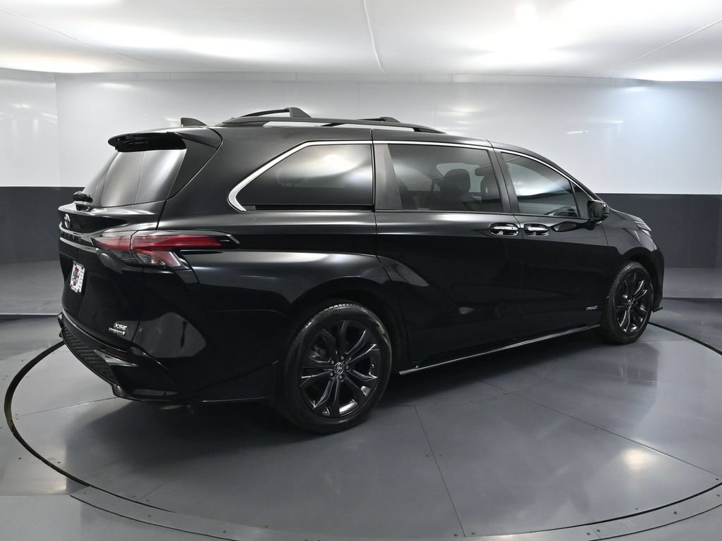 Used 2021 Toyota Sienna XSE FWD image 3