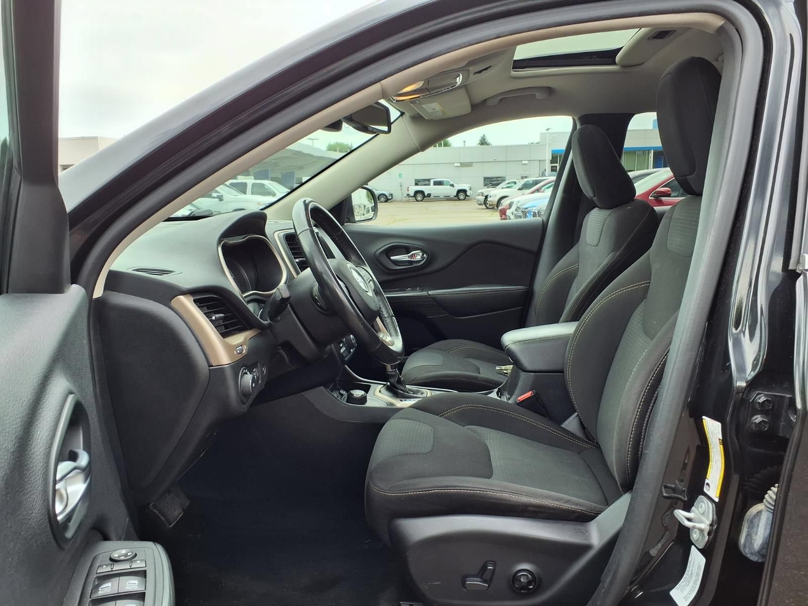Used 2016 Jeep Cherokee Latitude w/ Comfort/Convenience Group AWD/4WD image 16