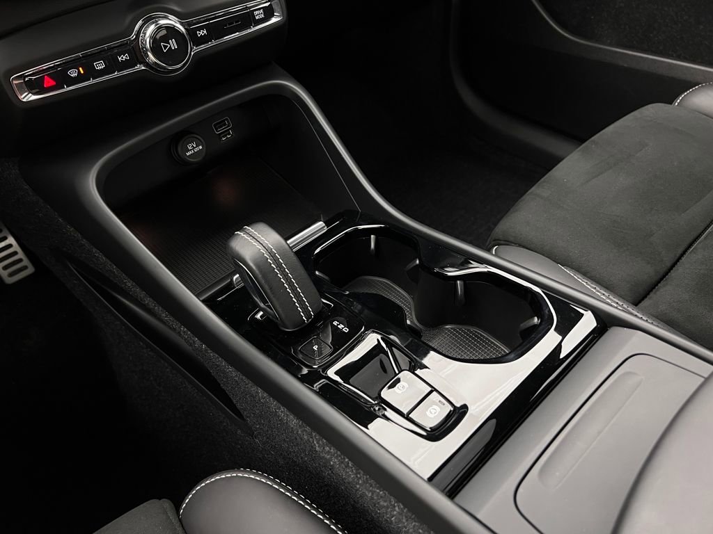 Used 2021 Volvo XC40 T5 R-Design image 25