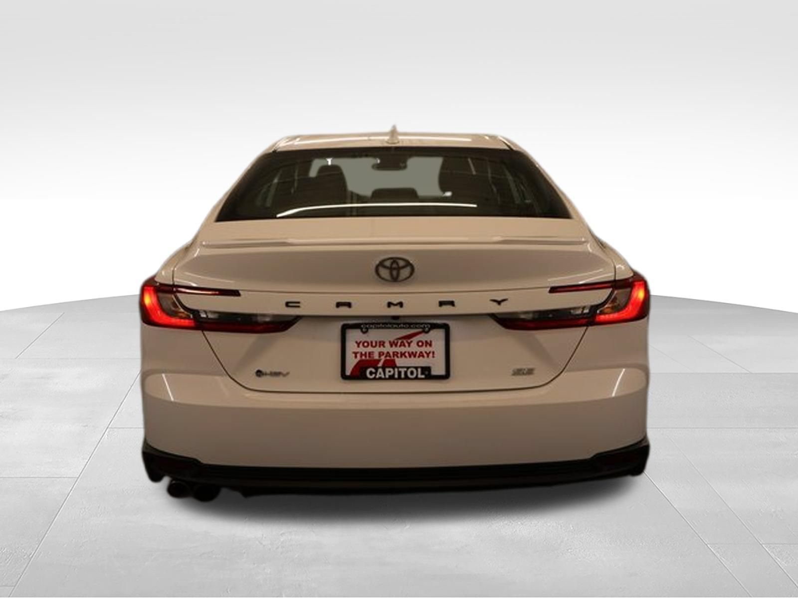 Used 2025 Toyota Camry SE FWD image 3