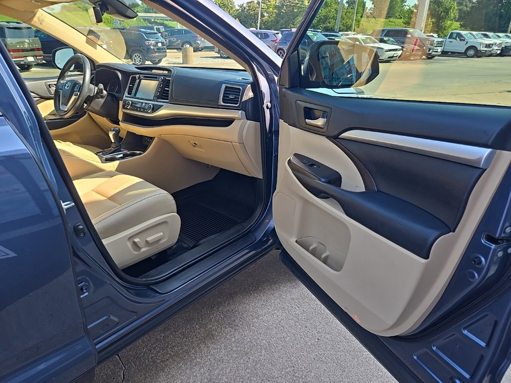 Used 2019 Toyota Highlander XLE FWD image 68