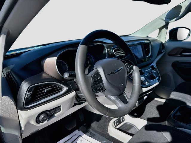Used 2018 Chrysler Pacifica Touring Plus w/ Tire & Wheel Group FWD image 11