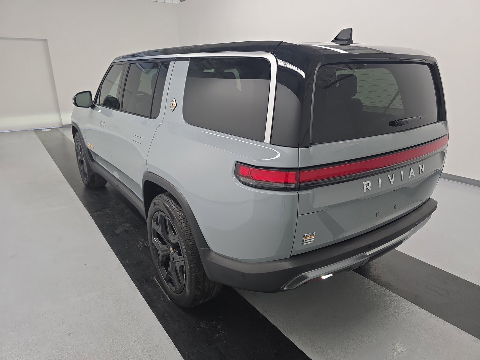 Used 2024 Rivian R1S Adventure AWD/4WD image 3