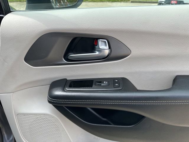 Used 2023 Chrysler Pacifica Touring-L FWD image 27