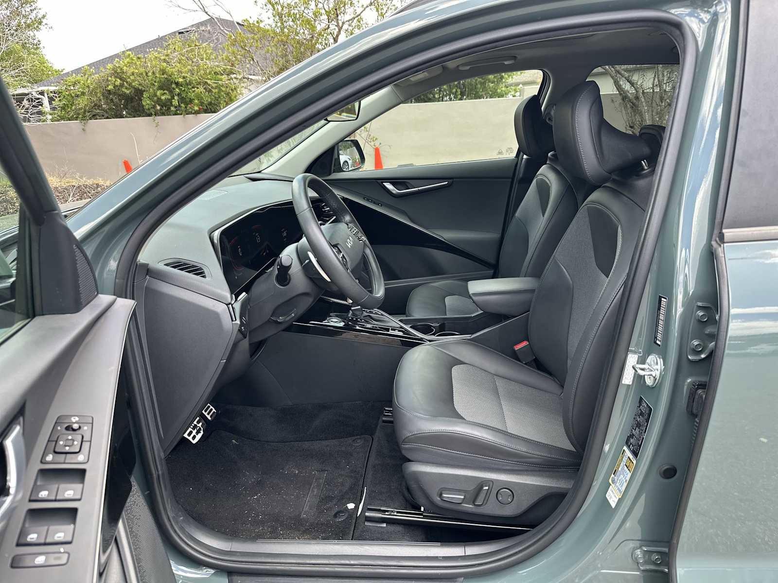 Used 2023 Kia Niro EX Touring image 2