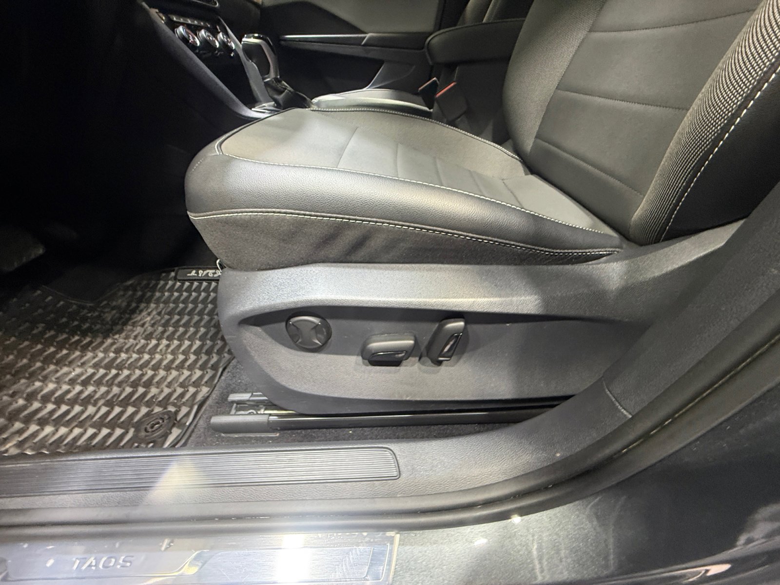 Used 2023 Volkswagen Taos SE w/ Panoramic Sunroof Package FWD image 14