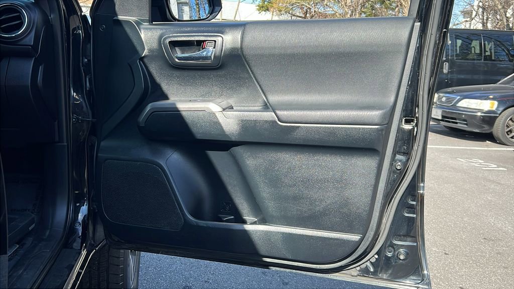 Used 2016 Toyota Tacoma TRD Sport image 11