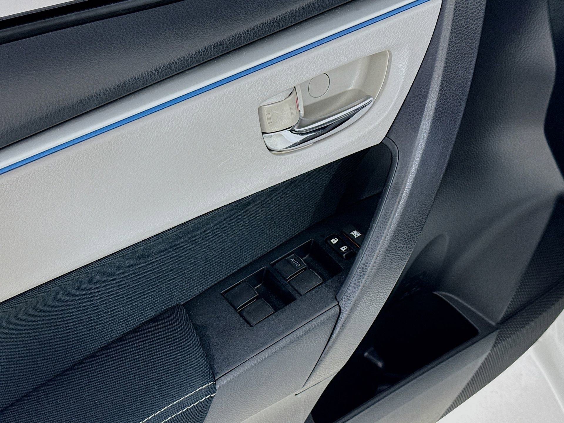 Used 2015 Toyota Corolla LE FWD image 18