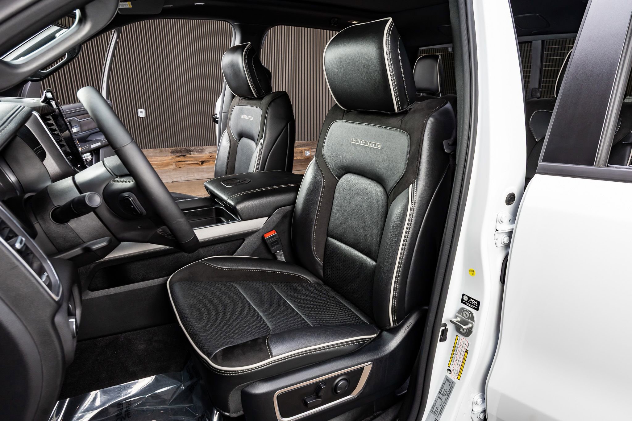 Used 2025 RAM 1500 Laramie w/ Night Edition image 31