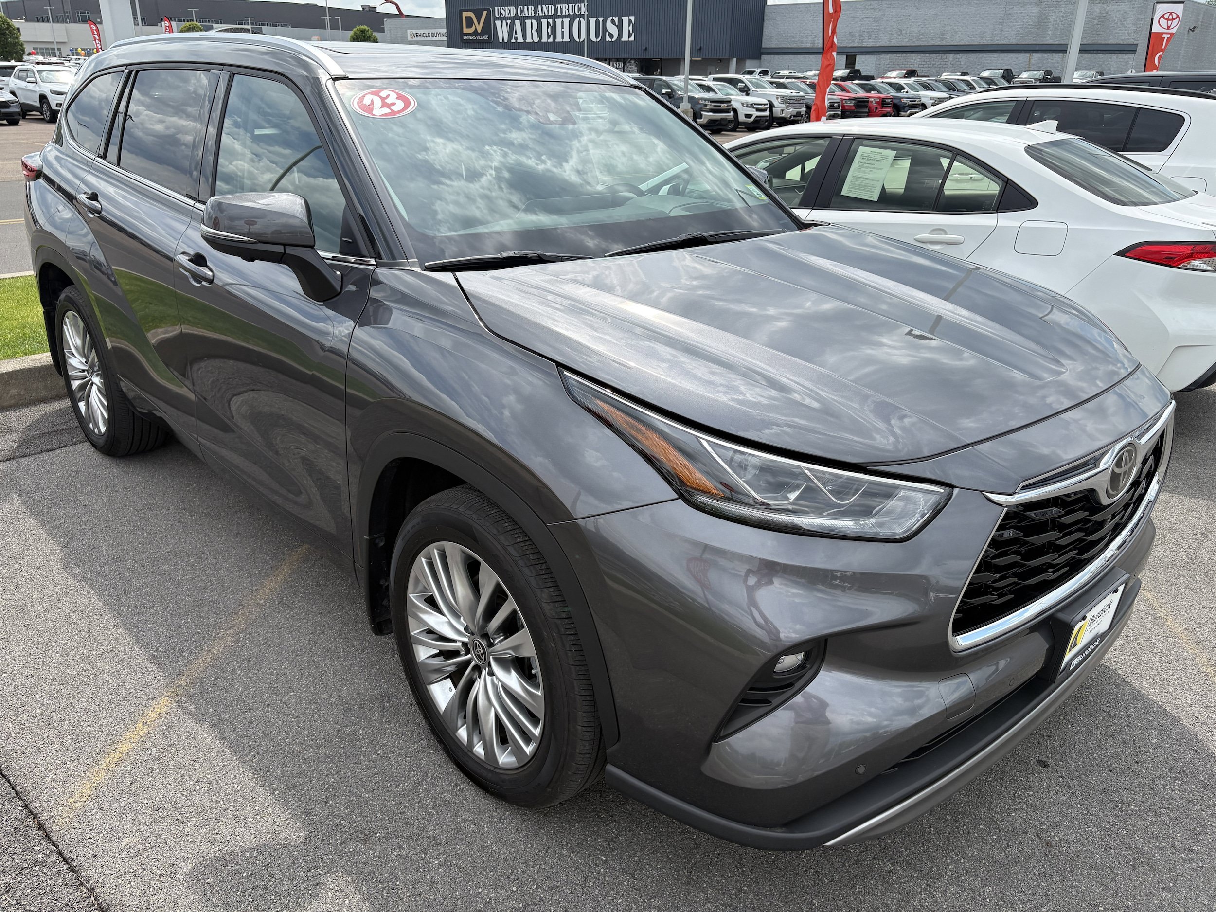 Used 2023 Toyota Highlander Platinum AWD/4WD image 2