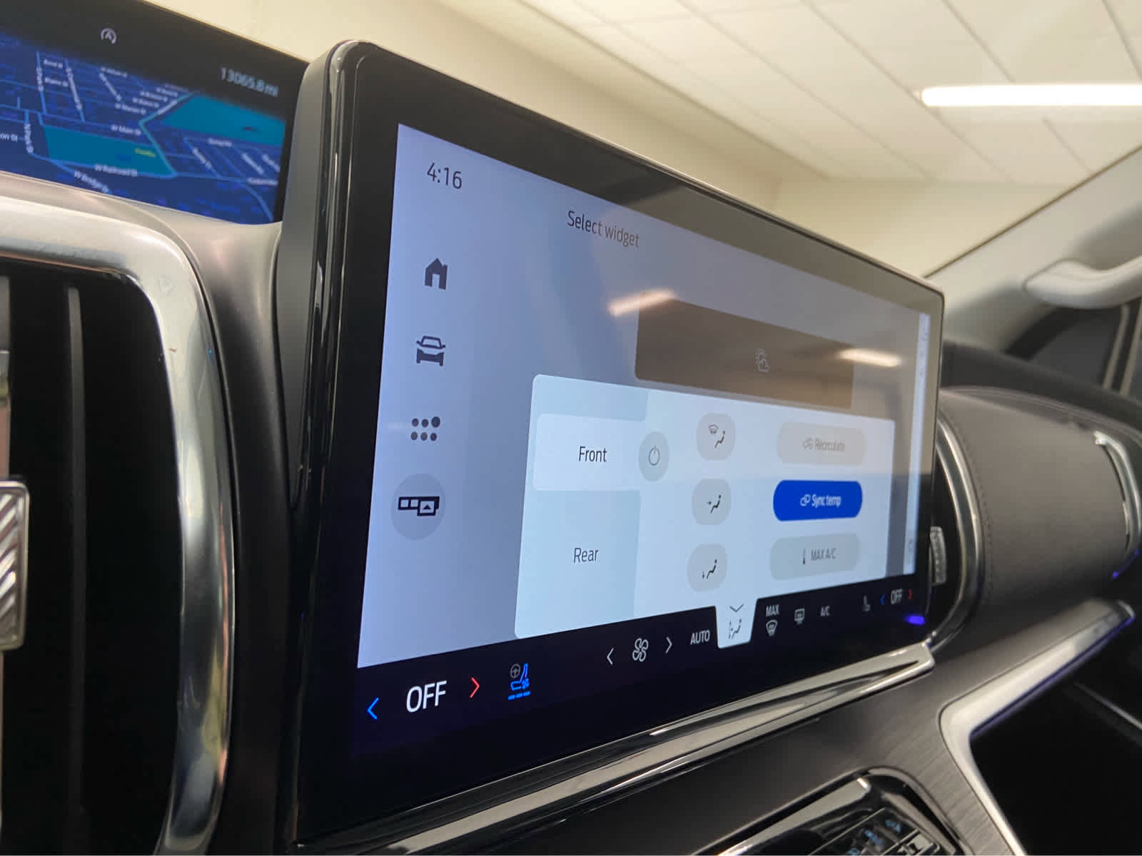 Used 2025 Ford Expedition Platinum image 37