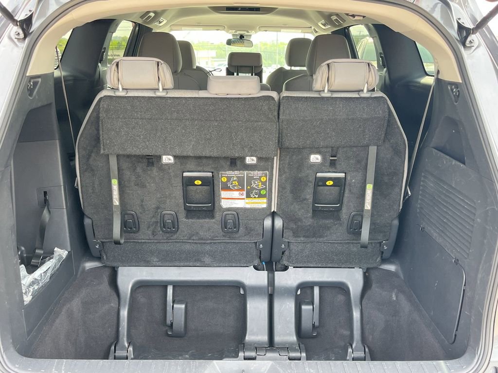 Used 2025 Toyota Sienna LE FWD image 28