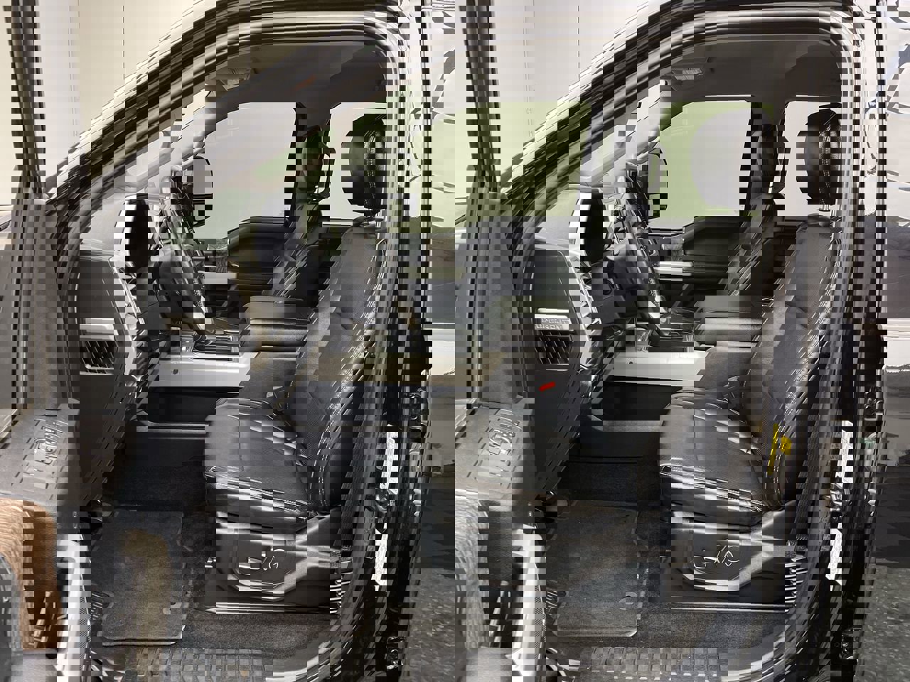 Used 2017 Ford F250 Lariat w/ Chrome Package image 3