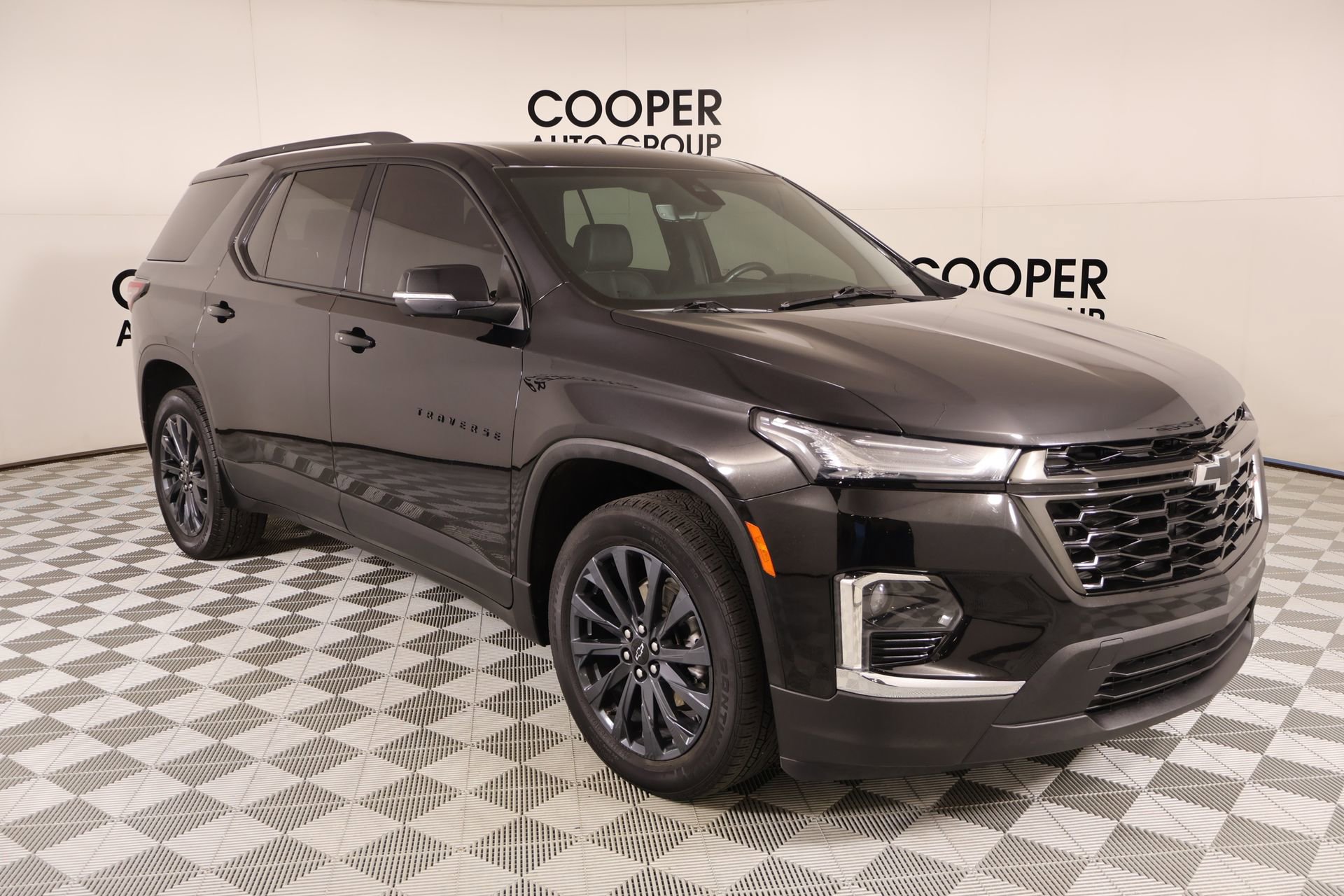 Used 2023 Chevrolet Traverse RS w/ LPO, Floor Liner Package FWD image 1