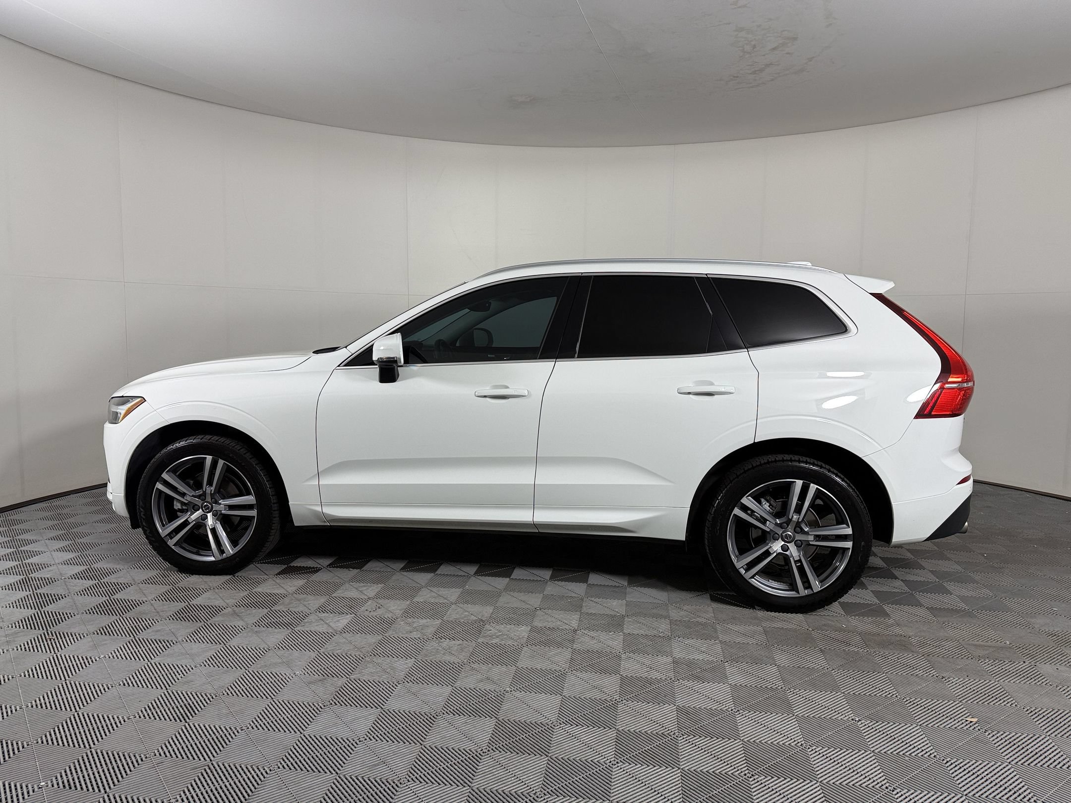 Used 2021 Volvo XC60 T5 Momentum w/ Premium Package AWD/4WD image 2
