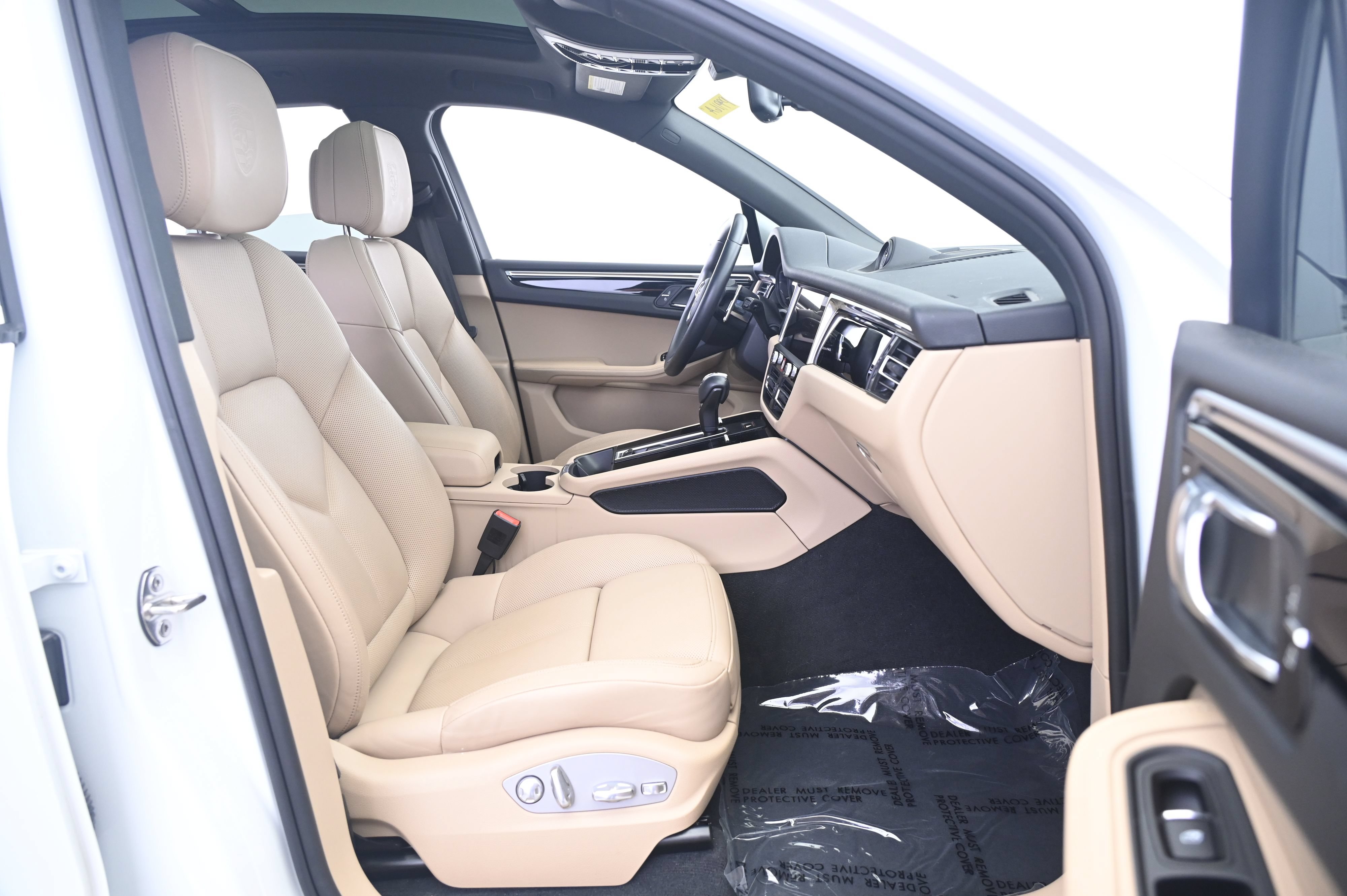 Certified 2024 Porsche Macan AWD/4WD image 23