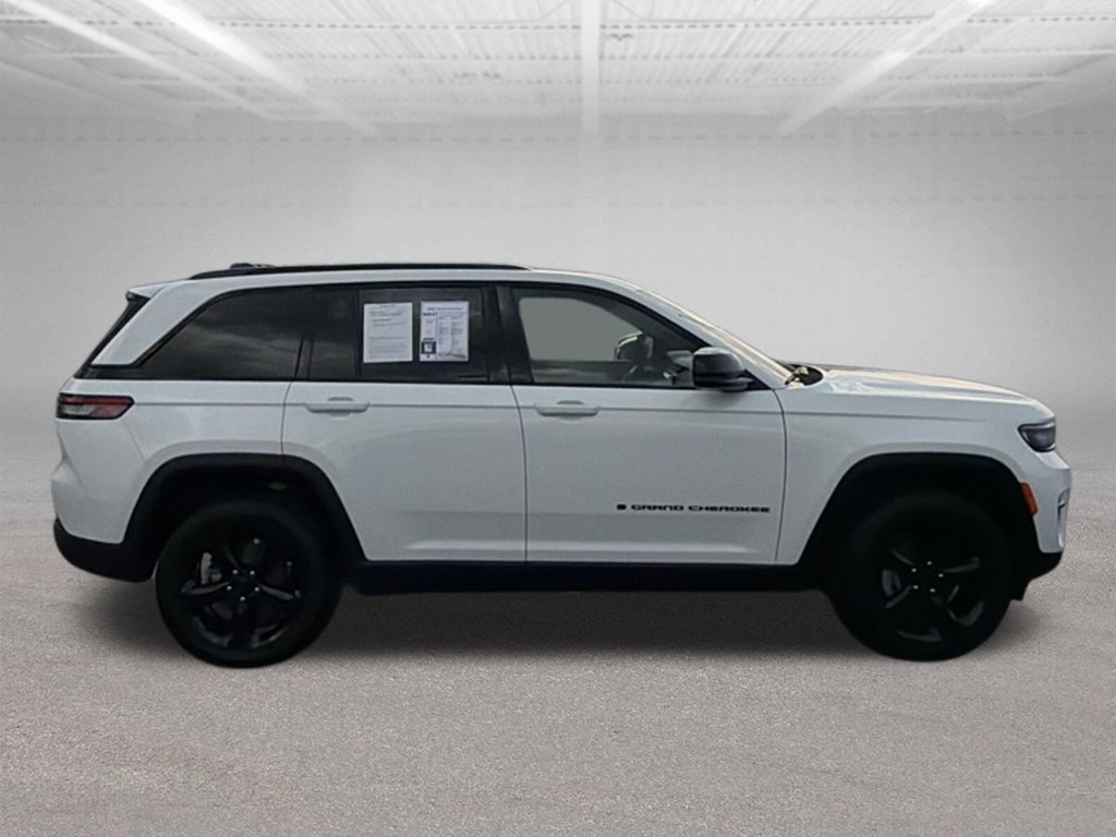 Used 2024 Jeep Grand Cherokee Altitude AWD/4WD image 14