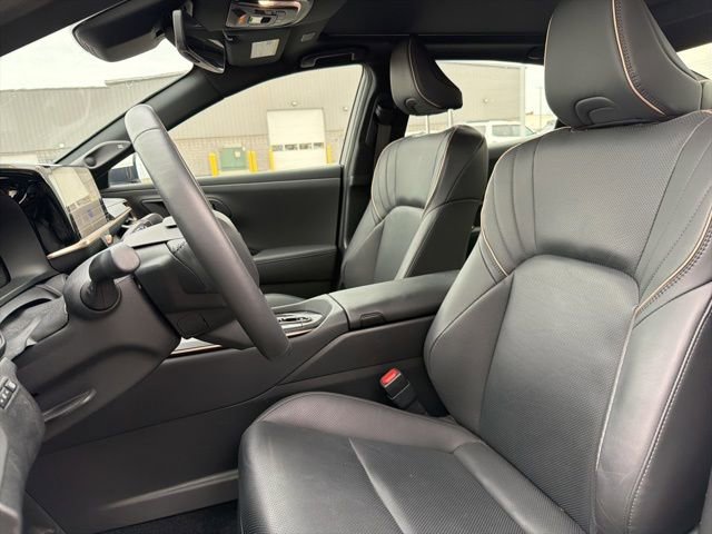 Used 2023 Toyota Crown Limited image 14