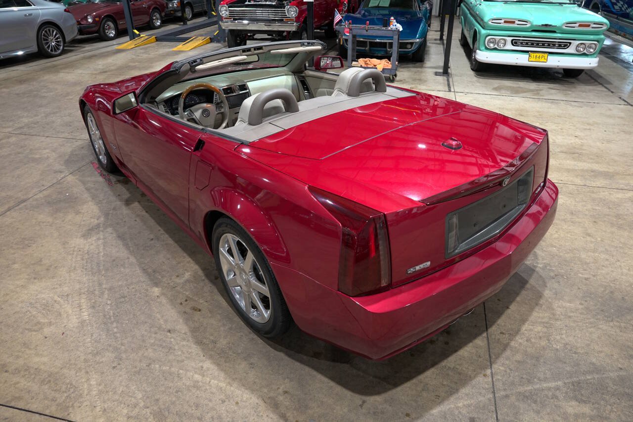 Used 2005 Cadillac XLR RWD image 16