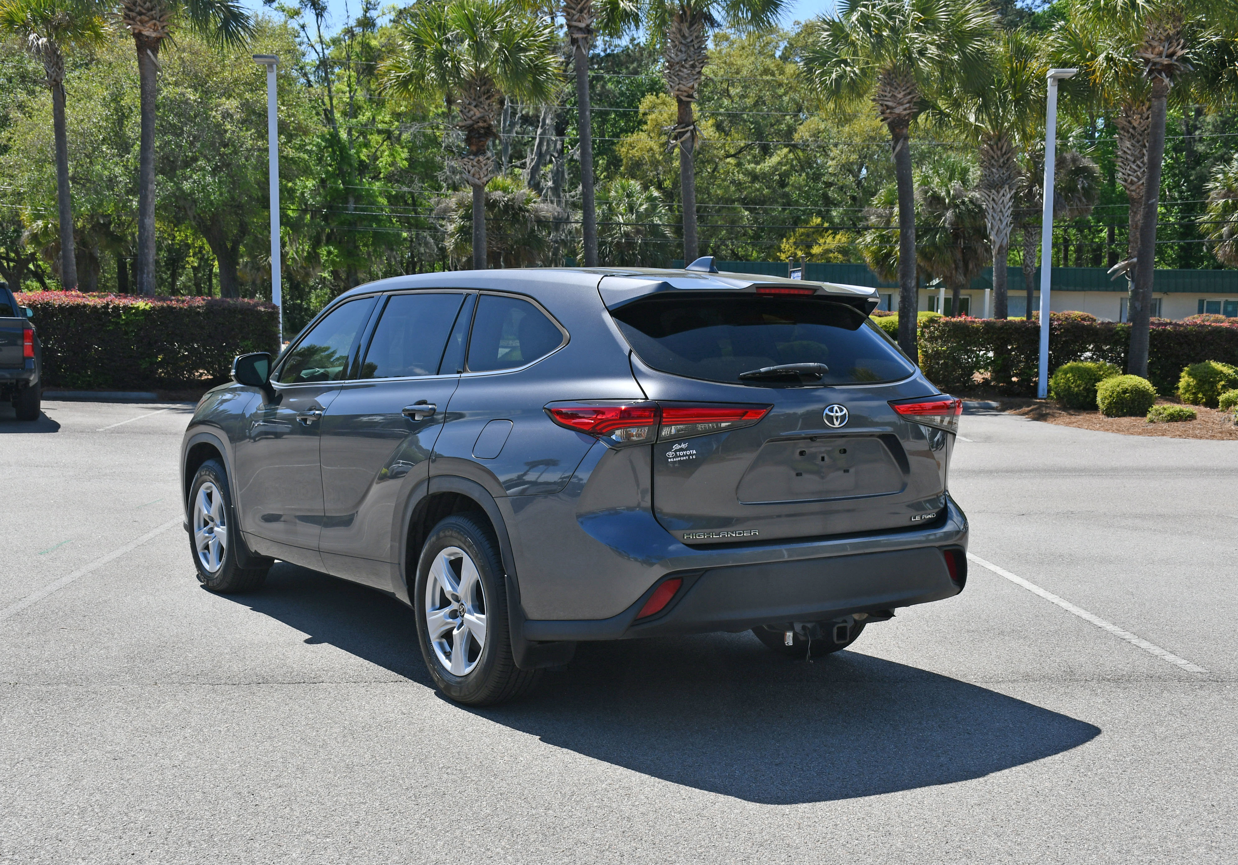 Used 2021 Toyota Highlander LE AWD/4WD image 4