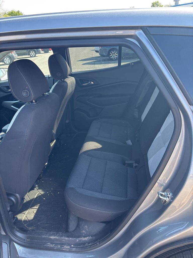 Used 2025 Chevrolet Trax LS w/ LS Convenience Package FWD image 9