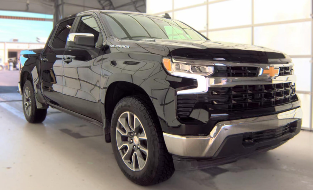 Used 2025 Chevrolet Silverado 1500 LT AWD/4WD image 2