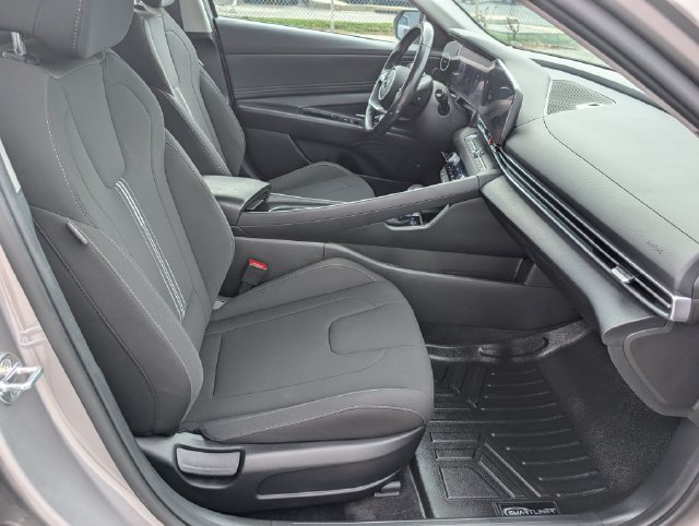 Used 2023 Hyundai Elantra SEL w/ Convenience Package FWD image 10