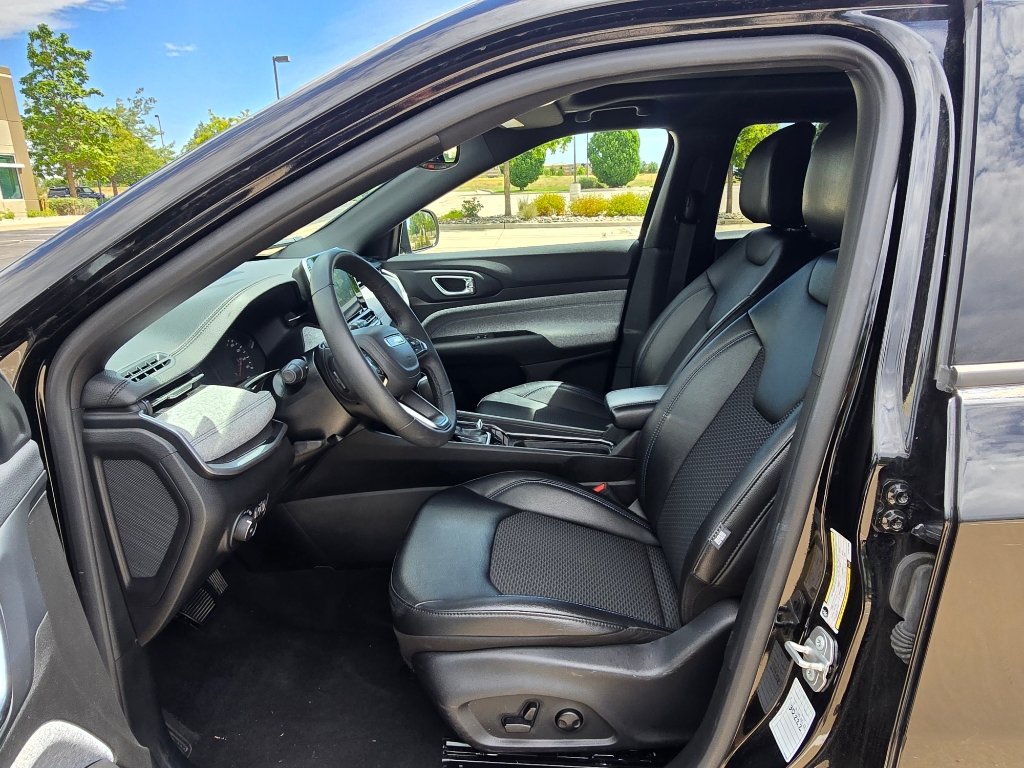 Used 2025 Jeep Compass Latitude w/ Sun & Sound Group AWD/4WD image 13