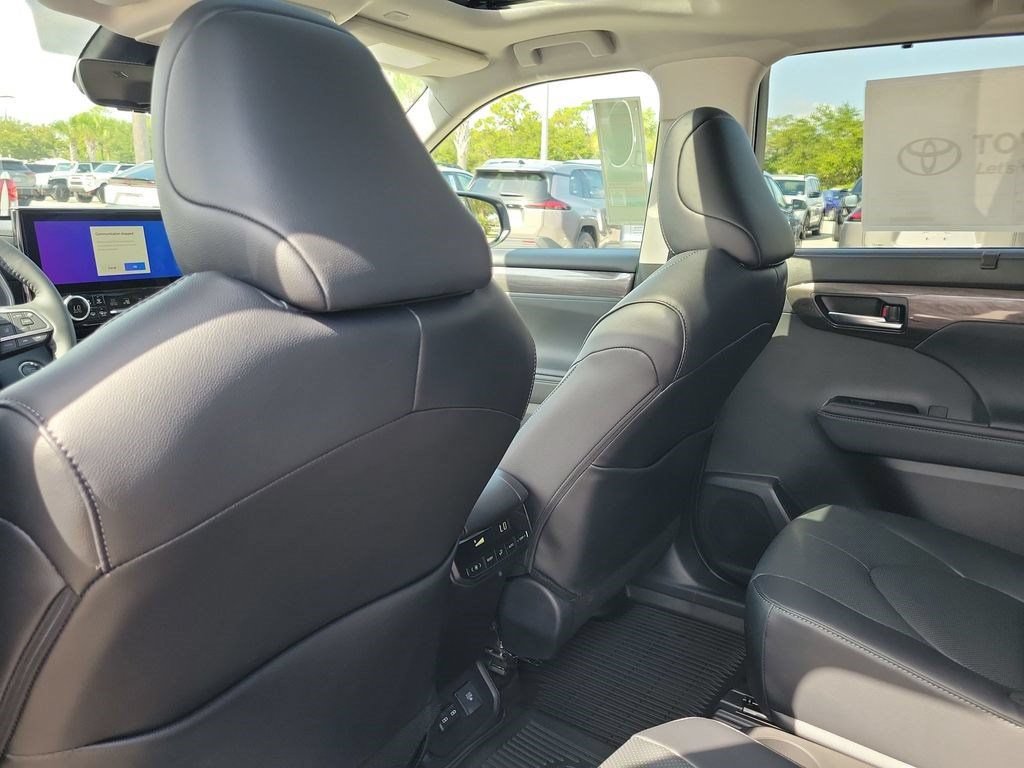 New 2026 Toyota Highlander Limited AWD/4WD image 25