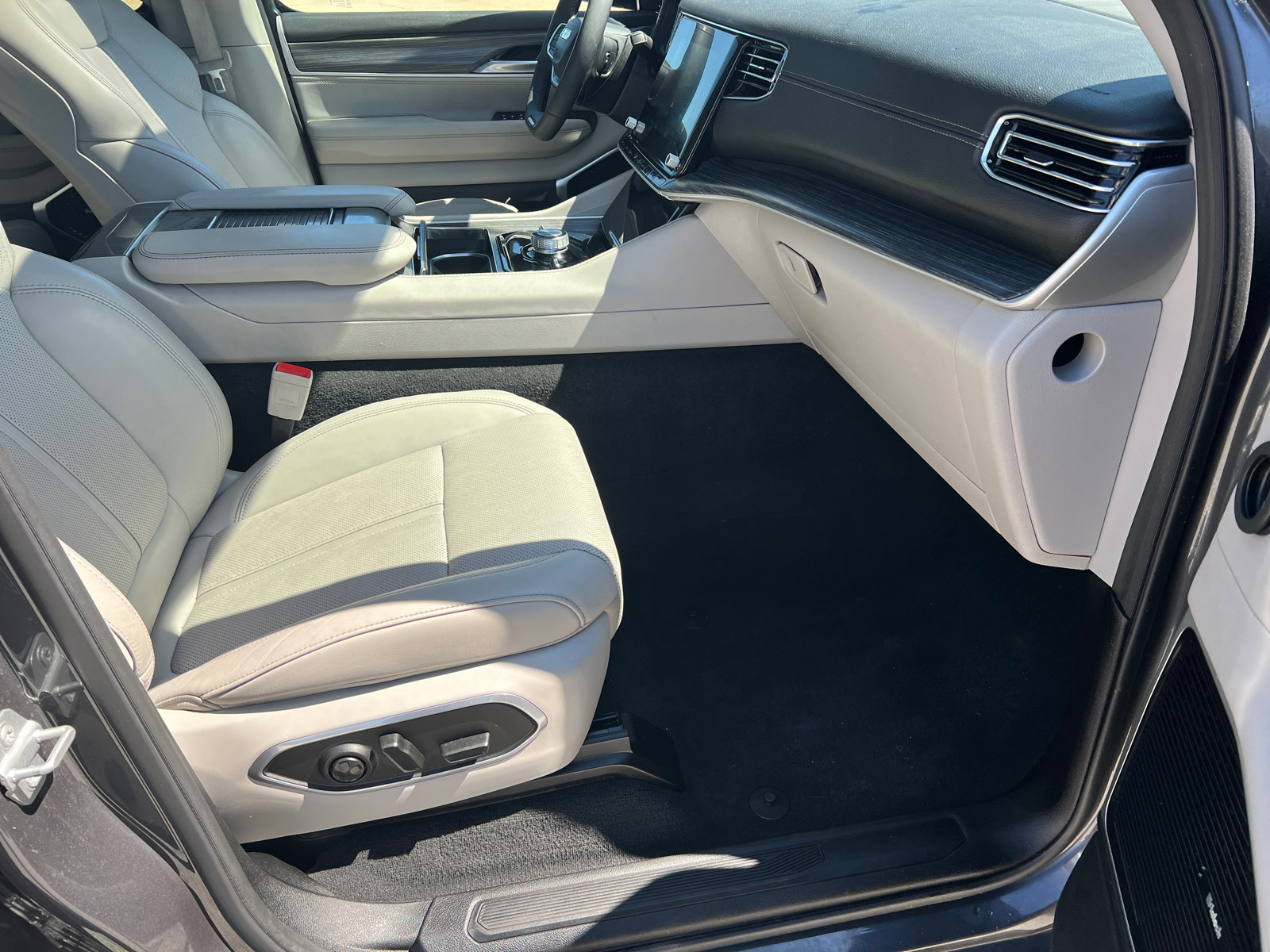 Used 2024 Jeep Wagoneer L Series III w/ Premium Group I image 15