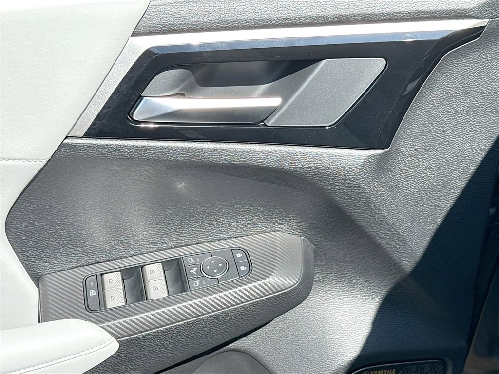 New 2025 Mitsubishi Outlander SE image 18