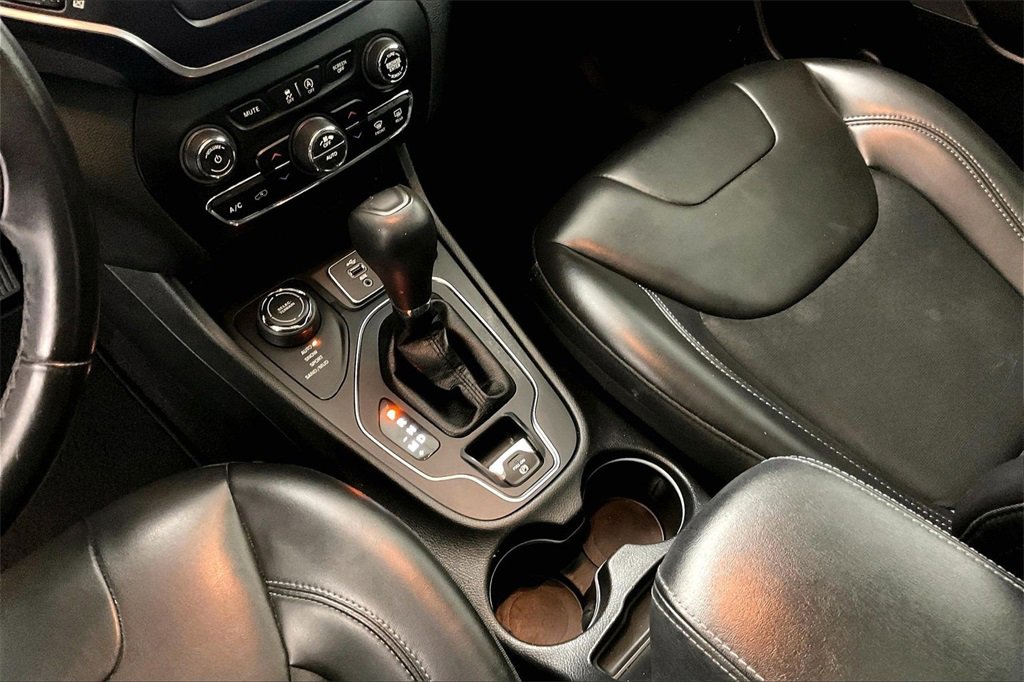 Used 2019 Jeep Cherokee Latitude Plus w/ Comfort/Convenience Group image 17