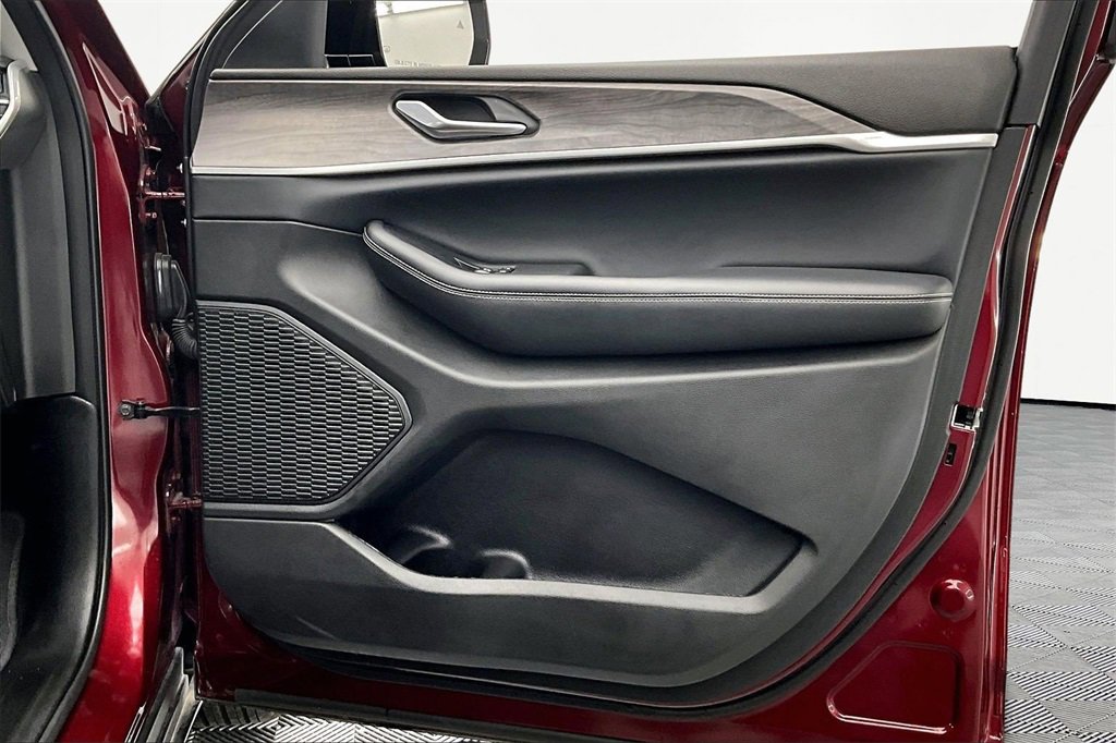 Used 2023 Jeep Grand Cherokee Limited w/ Black Appearance Package image 24