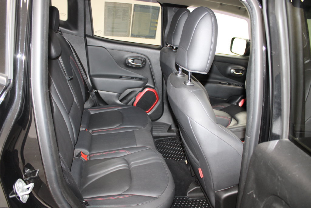 Used 2018 Jeep Renegade Trailhawk AWD/4WD image 28